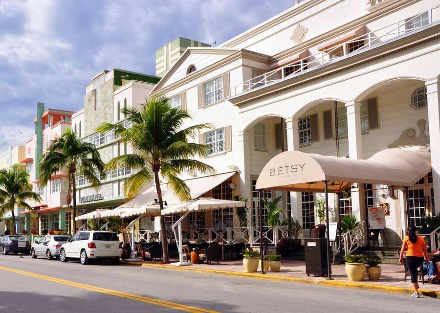 Miami Beach — Art Deco shores